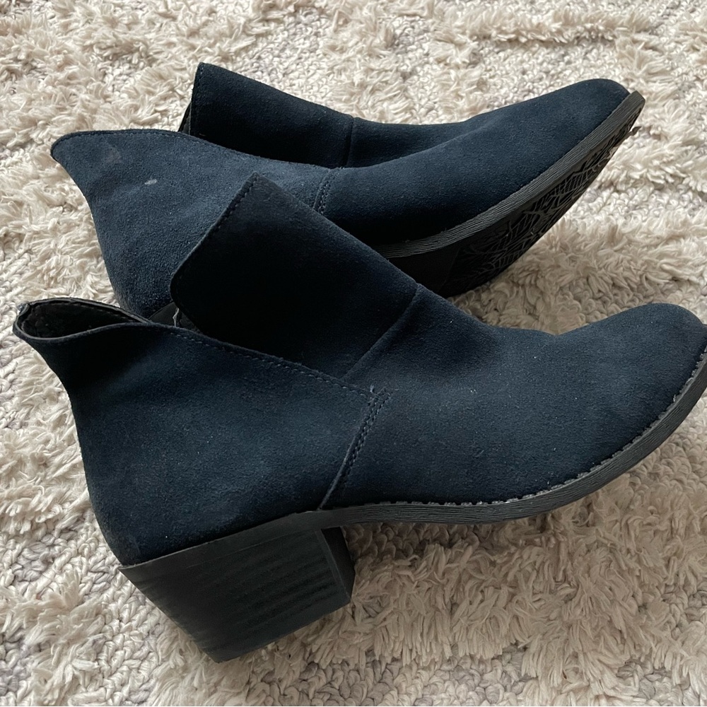 RH -Easton Navy Blue suede pull on booties women’s size 7